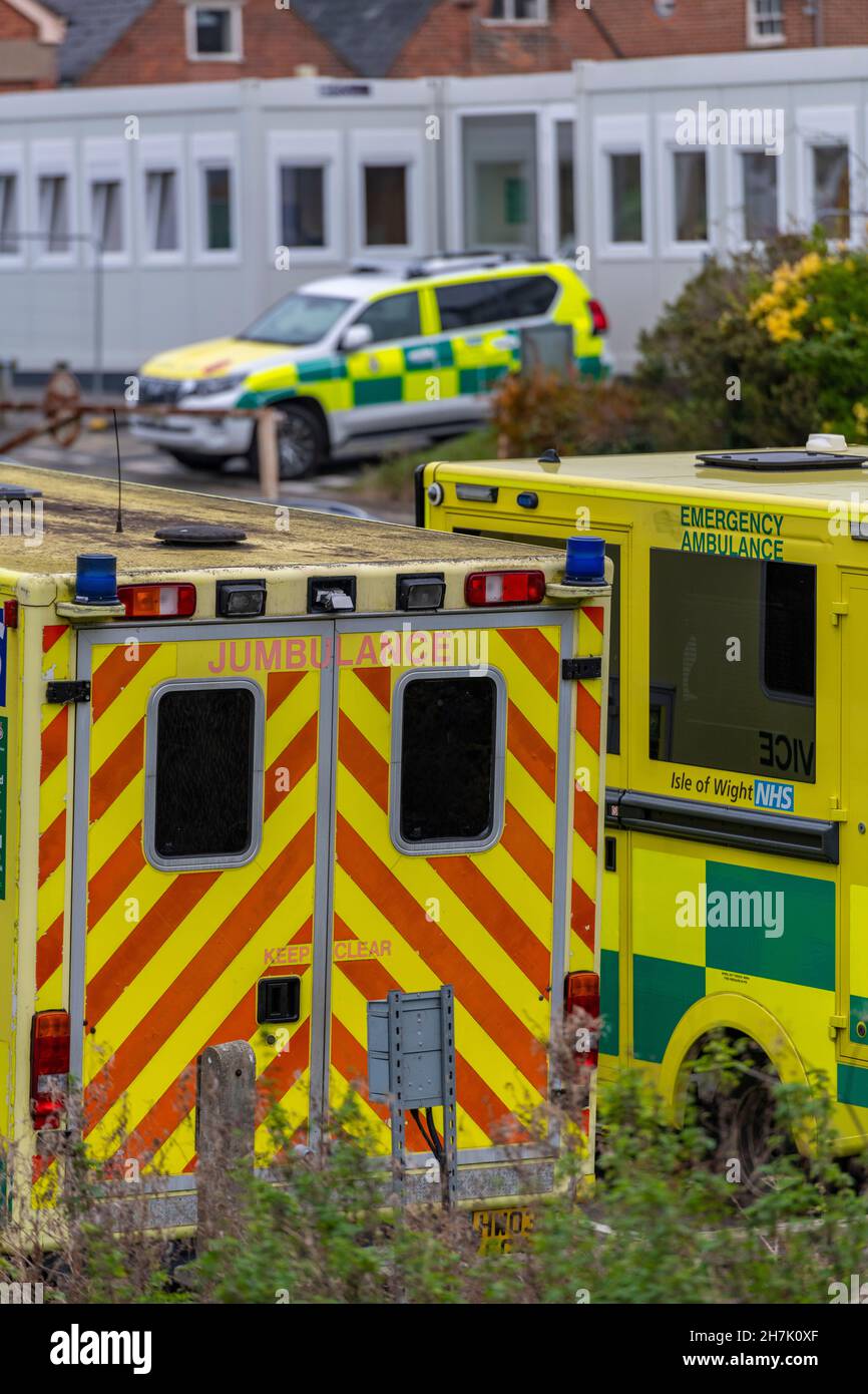Ambulanze NHS di emergenza parcheggiate nel garage ambulanza in ospedale in attesa di chiamate per rispondere a incidenti medici di emergenza e incidenti. Tempi di risposta. Foto Stock