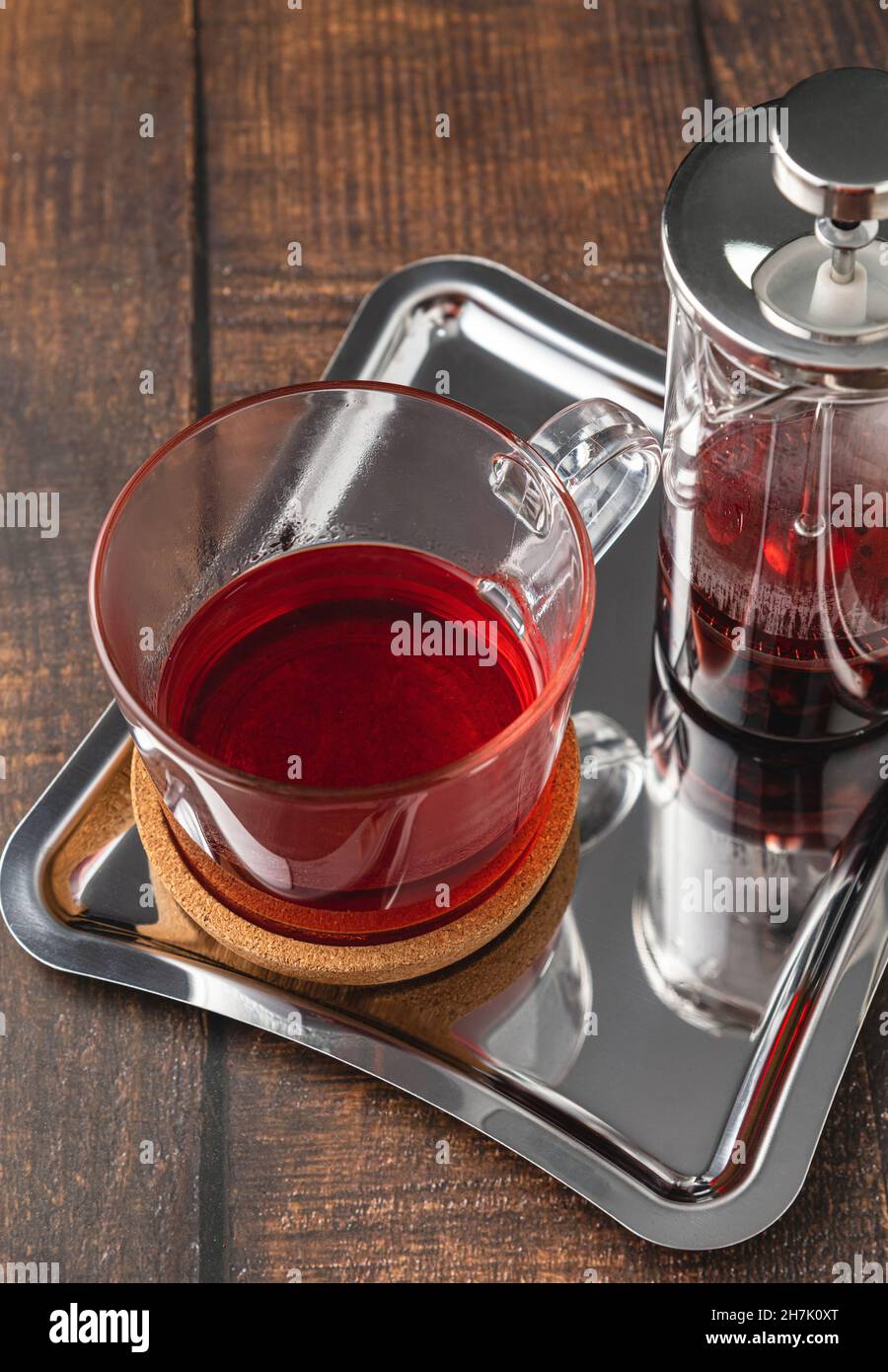 Caldo tè invernale servito con una pressa francese su un pavimento in legno Foto Stock
