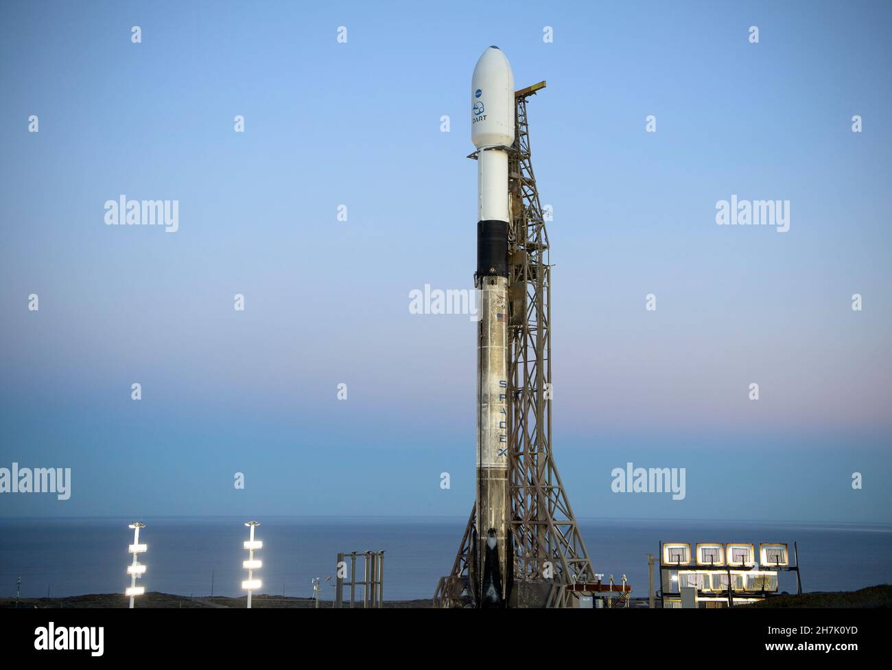 Il razzo SpaceX Falcon 9 con il Double Asteroid Redirection Test, o DART, veicolo spaziale a bordo, è visto durante l'alba, martedì 23 novembre 2021, allo Space Launch Complex 4E, Vandenberg Space Force base in California. DART è il primo test di difesa planetaria su vasta scala al mondo, dimostrando un metodo per la tecnologia di deflessione degli asteroidi. La missione è stata costruita ed è gestita dall'APL Johns Hopkins per l'Ufficio di coordinamento della Difesa planetaria della NASA.credito obbligatorio: Bill Ingalls/NASA tramite CNP /MediaPunch Foto Stock