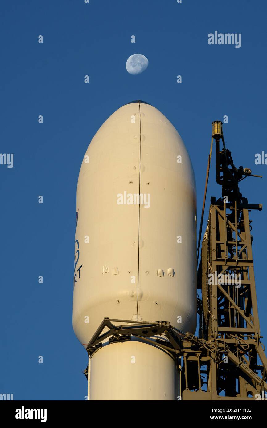 Il razzo SpaceX Falcon 9 con il Double Asteroid Redirection Test, o DART, veicolo spaziale a bordo, è visto durante l'alba, martedì 23 novembre 2021, allo Space Launch Complex 4E, Vandenberg Space Force base in California. DART è il primo test di difesa planetaria su vasta scala al mondo, dimostrando un metodo per la tecnologia di deflessione degli asteroidi. La missione è stata costruita ed è gestita dall'APL Johns Hopkins per l'Ufficio di coordinamento della Difesa planetaria della NASA. Credito obbligatorio: Fattura Ingalls/NASA via CNP /MediaPunch Foto Stock