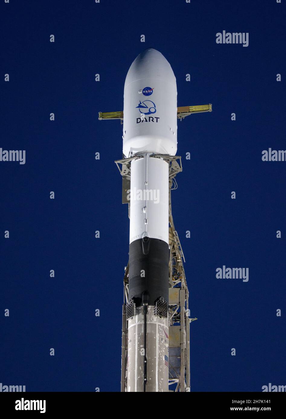 Il razzo SpaceX Falcon 9 con il Double Asteroid Redirection Test, o DART, veicolo spaziale a bordo, è visto durante l'alba, martedì 23 novembre 2021, allo Space Launch Complex 4E, Vandenberg Space Force base in California. DART è il primo test di difesa planetaria su vasta scala al mondo, dimostrando un metodo per la tecnologia di deflessione degli asteroidi. La missione è stata costruita ed è gestita dall'APL Johns Hopkins per l'Ufficio di coordinamento della Difesa planetaria della NASA.credito obbligatorio: Bill Ingalls/NASA tramite CNP /MediaPunch Foto Stock