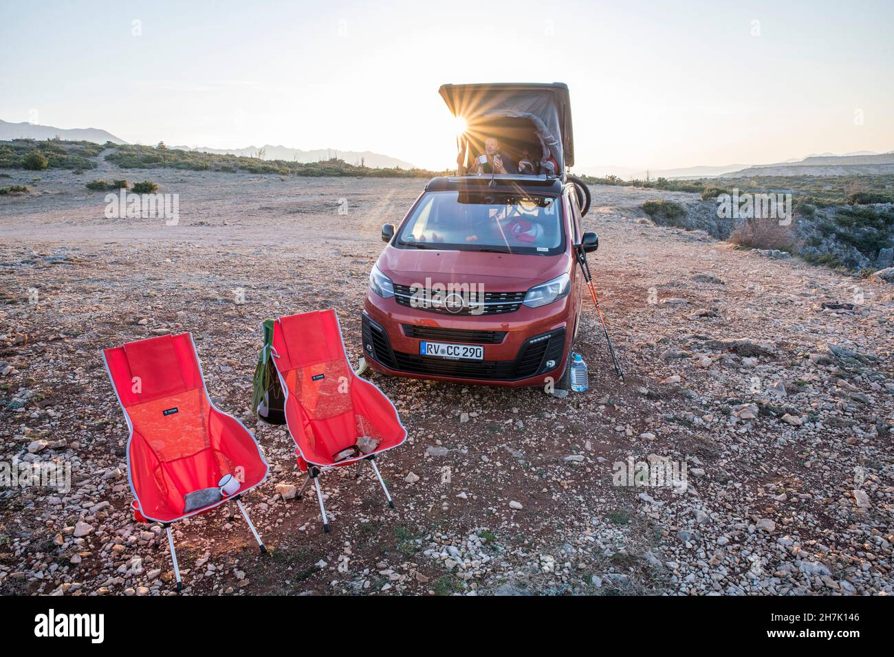 Viaggio su strada Croazia, al mattino con il camper sulla spiaggia Foto Stock