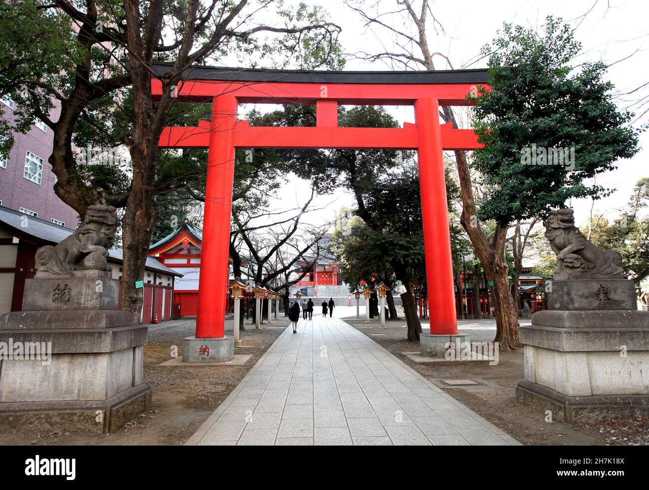 Il Santuario di Hanazono con edifici color vermiglio e porte Torii a Shinjuku, Tokyo, Giappone. È uno dei santuari Inari più importanti del Giappone. Foto Stock