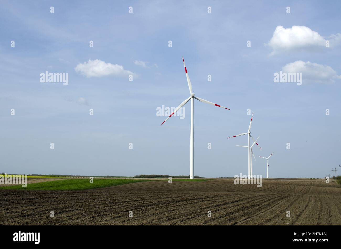 La turbina eolica è un dispositivo che converte l'energia cinetica del vento in elettricità Foto Stock