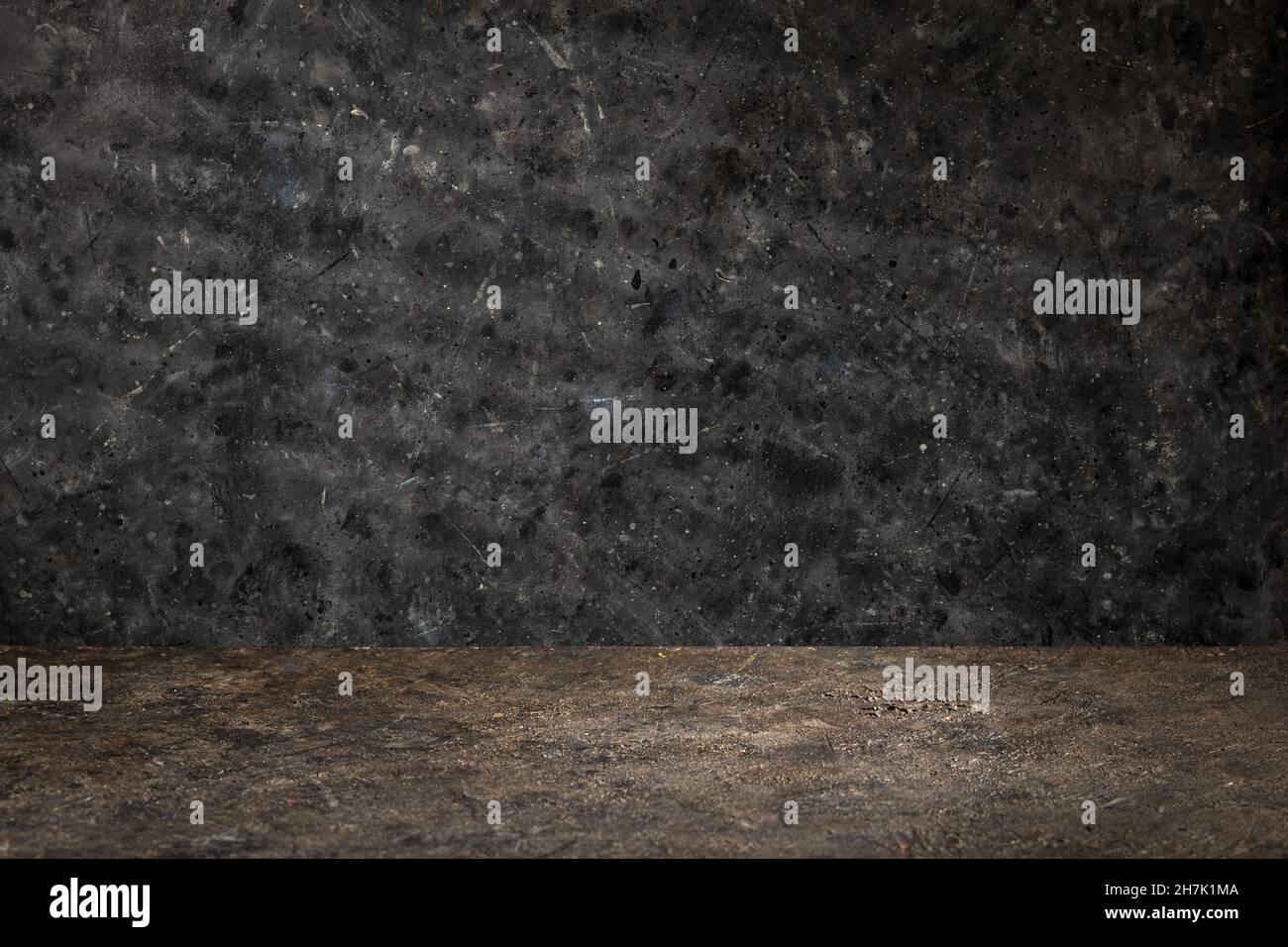 Аbstract parete grigia in cemento e stanza studio, sfondo, texture interna per prodotti da esposizione o spazio per testo. Il pavimento marrone delle camere e' fatto di ghisa scura Foto Stock