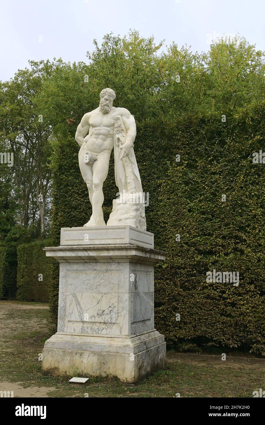 PARIGI, FRANCIA - 01 ottobre 2019: Un colpo verticale della statua di Ercole Farnese al Giardino di Versailles a Parigi, Francia Foto Stock