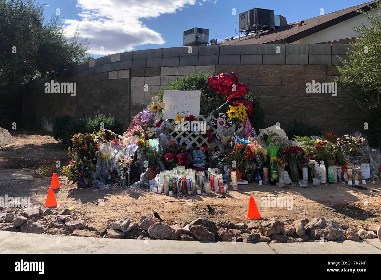 Un memoriale nella memoria di Tina Tintor a South Rainbow Boulevard e Spring Valley Parkway, martedì 23 novembre 2021, a Las Vegas. Tintor e il suo gol Foto Stock