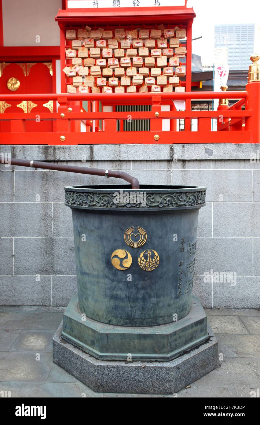 Il Santuario di Hanazono con edifici color vermiglio e porte Torii a Shinjuku, Tokyo, Giappone. È uno dei santuari Inari più importanti del Giappone. Foto Stock