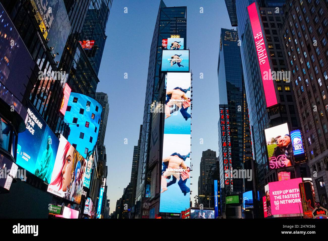 Times Square a New York City pulsa con luci, suoni e una costante barragia di pubblicità Foto Stock