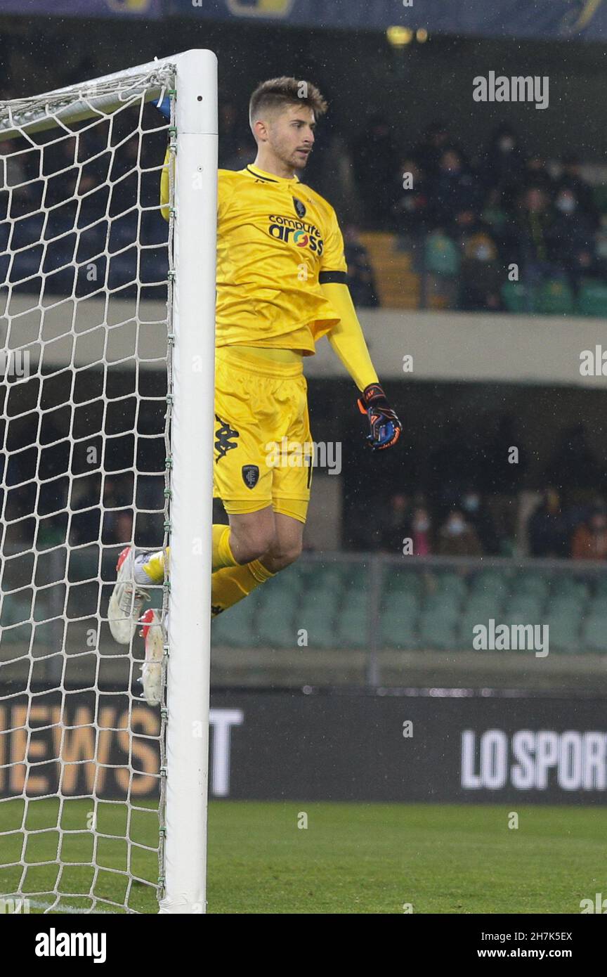 Verona, Italia. 22 novembre 2021. Verona (VR), Italia, 22 Novembre 2021, Stadio Marc'Antonio Bentegodi, 13Â° giornata campione di calcio Serie A Tim 2021/2022, incontro tra le squadre dell'Hellas Verona e dell'Empoli FC, nella foto: 13 Guglielmo Vicario Credit: Independent Photo Agency/Alamy Live News Foto Stock