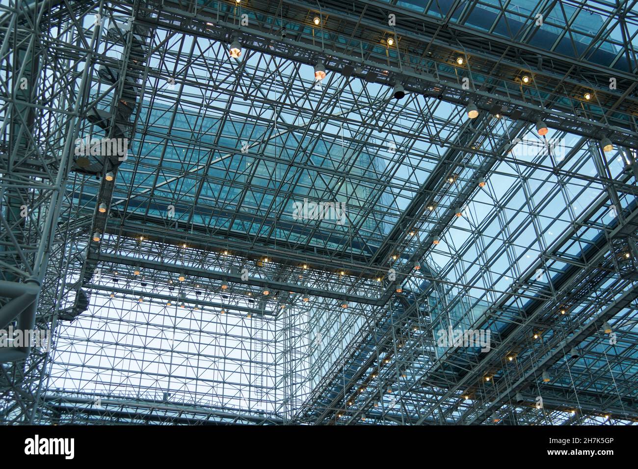 La struttura in vetro e acciaio del Javits Center di NYC è bella e impremente Foto Stock