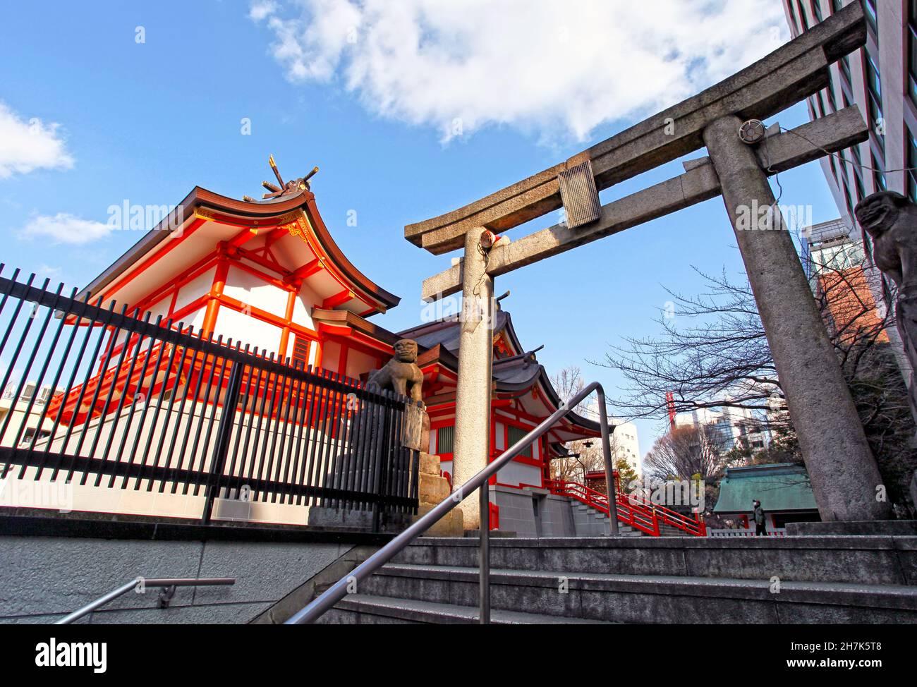 Il Santuario di Hanazono con edifici color vermiglio e porte Torii a Shinjuku, Tokyo, Giappone. È uno dei santuari Inari più importanti del Giappone. Foto Stock