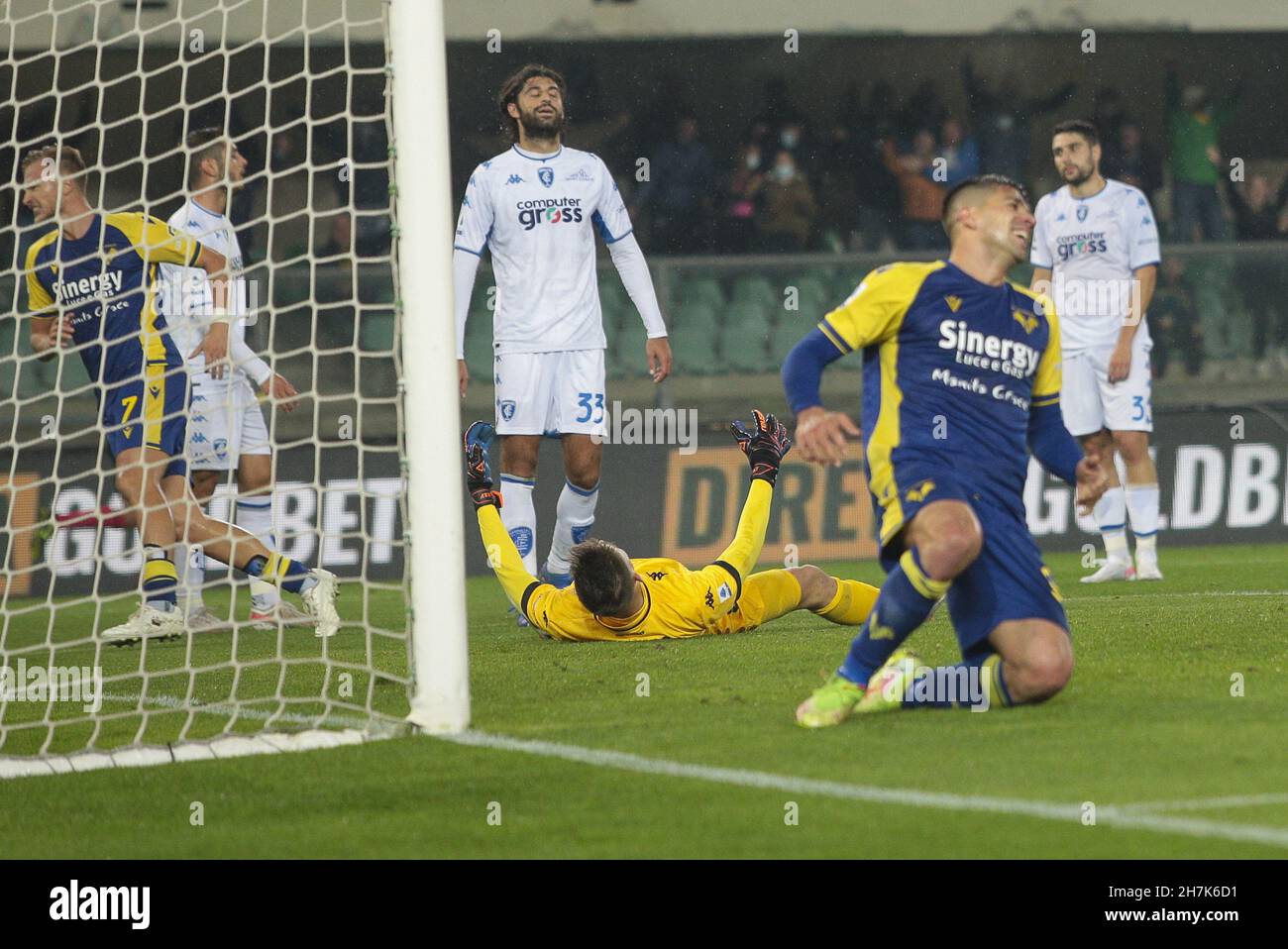 Verona, Italia. 22 novembre 2021. Verona (VR), Italia, 22 novembre 2021, Stadio Marc'Antonio Bentegodi, 13Â° giornata campione di calcio Serie A Tim 2021/2022, incontro tra le squadre dell'Hellas Verona e dell'Empoli FC, nella foto: la delusione di 13 Guglielmo Vicario, 33 Sebastiano Luperto, 25 Filippo Bandinelli, 3 Riccardo Marchizza e l'sultanza di 99 Giovanni Simeone dopo il gol di 61 Adrien Tameze Credit: Independent Photo Agency/Alamy Live News Foto Stock