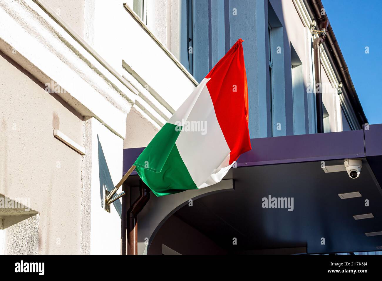 Bandiera nazionale ungherese tricolore rossa, bianca e verde che sventola sul vento della città. Foto Stock