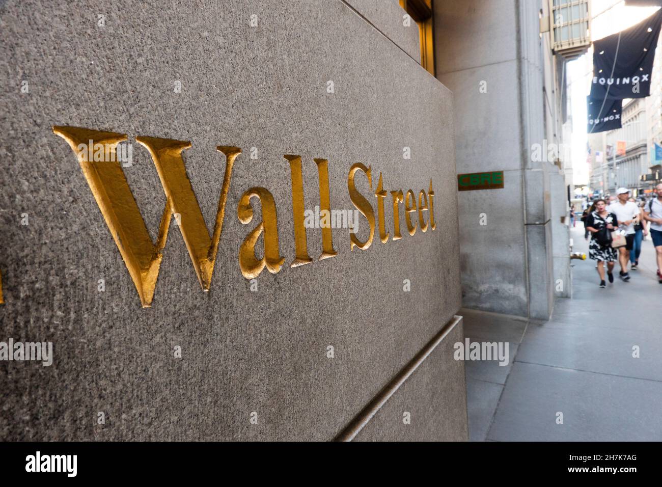 Wall Street segno vicino alla borsa Manhattan NYC Foto Stock