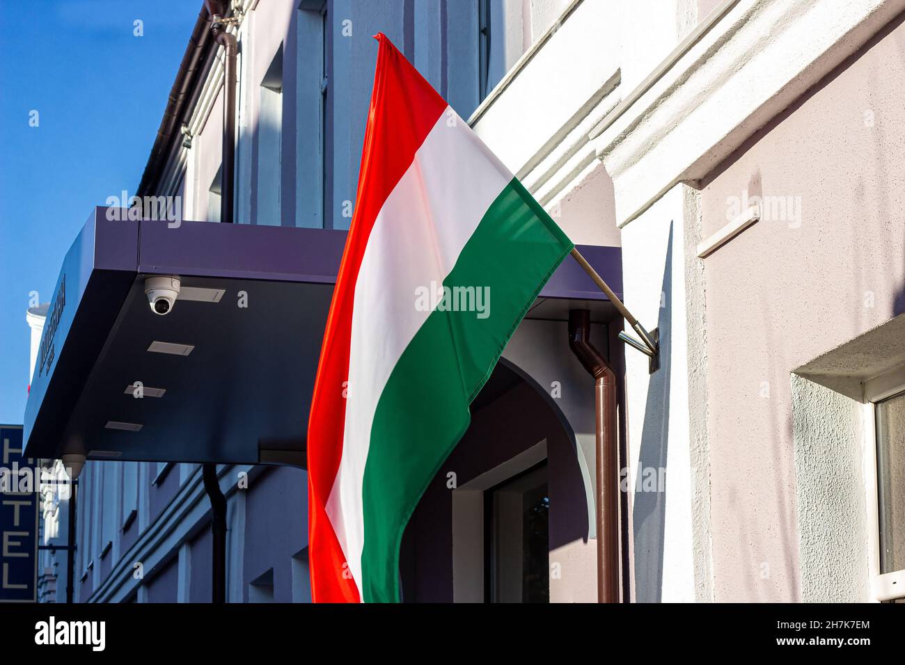 BREST, BIELORUSSIA - 19 OTTOBRE 2019: Bandiera nazionale ungherese tricolore rossa, bianca e verde che sventola sul vento della città. Foto Stock