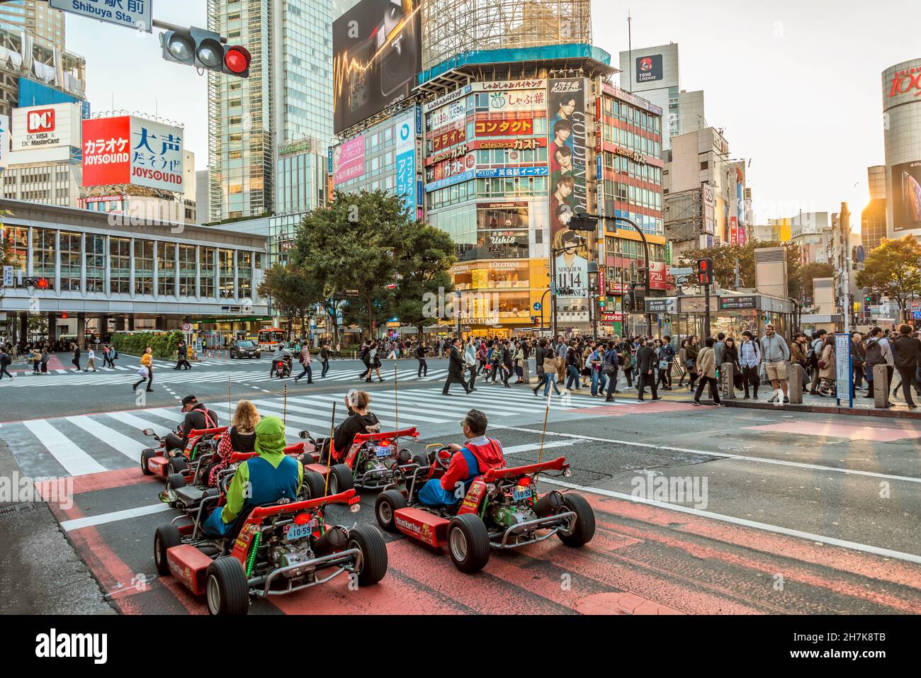 Shibuya Street scena con un gruppo di turisti in go-kart, Tokyo, Giappone Foto Stock