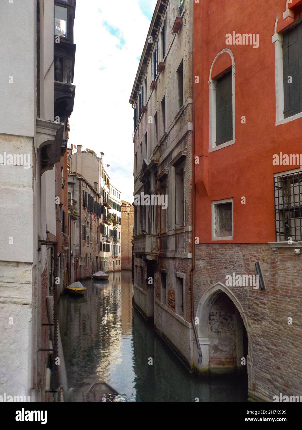 Bellissimo canale stretto della vecchia Venezia Foto Stock
