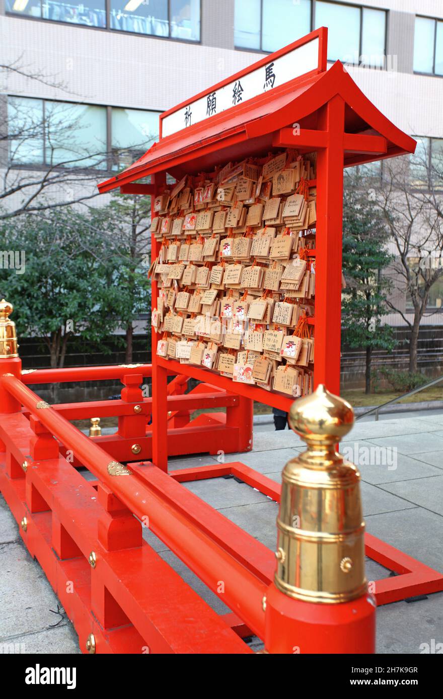 Il Santuario di Hanazono con edifici color vermiglio e porte Torii a Shinjuku, Tokyo, Giappone. È uno dei santuari Inari più importanti del Giappone Foto Stock