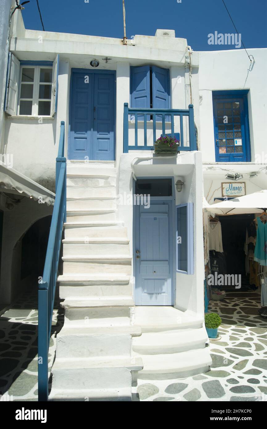 Isola di Naxos - Grecia - Giugno 26 2017 : . L'affascinante e storico centro storico con vista su una piccola piazza con case tradizionali in vecchio stile. Verticale Foto Stock