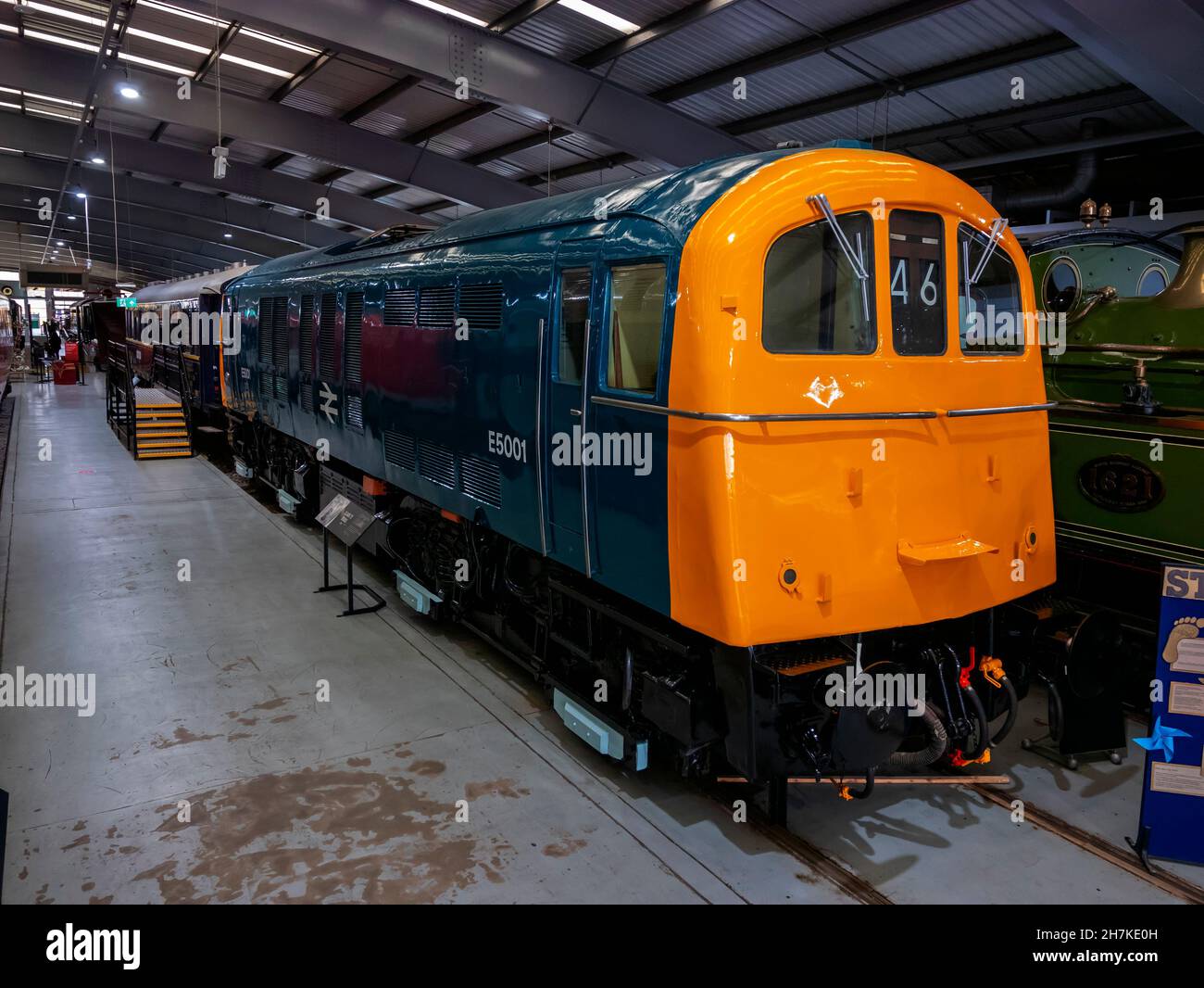 In NRM Lcomotion Museum un locale elettrico di classe 71 della British Rail Southern Region che poteva operare solo sul sistema a 4 linee 750V CC Foto Stock