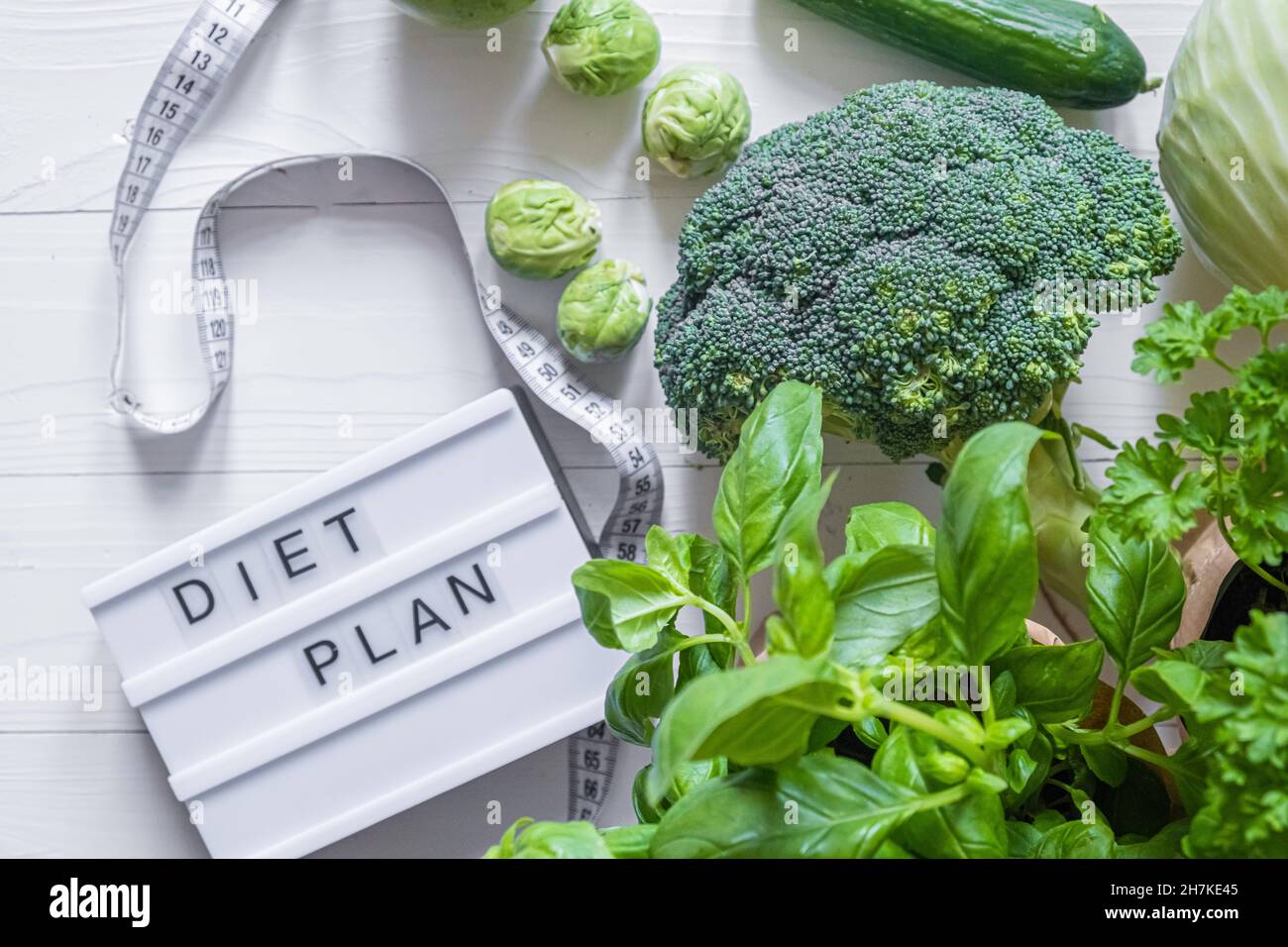 Concetto di dieta e snellimento piano con verdure vista dall'alto Foto Stock