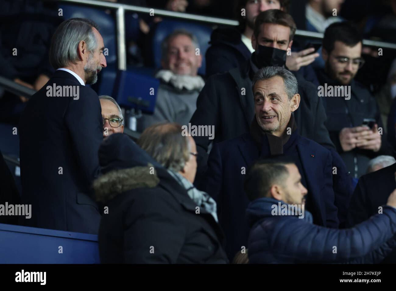 Parigi, Francia, 20 novembre 2021. Jean-Claude Blanc PSG Chief Executive Officer e Nicolas Sarkozy ex Presidente francese durante la partita Ligue 1 al Parc des Princes di Parigi. Il credito d'immagine dovrebbe essere: Jonathan Moscrop / Sportimage Foto Stock