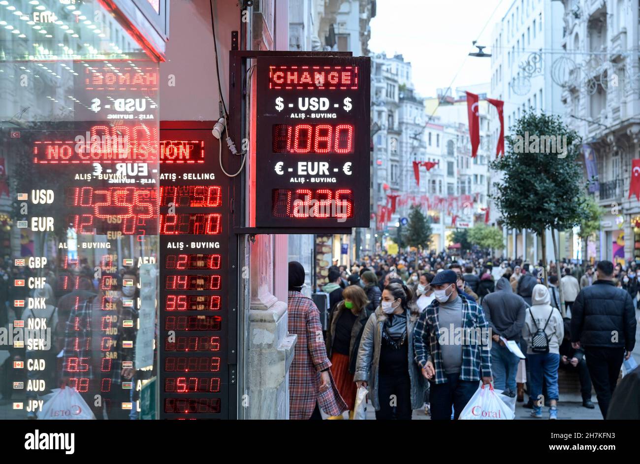 TURCHIA, Istanbul, Beyoglu, Istiklal Caddesi Shopping Street, cambio valuta turco Lira, US Dollar, Euro / Türkei, Istanbul, Stadtteil Beyoglu, Einkaufsstraße Istiklal Caddesi zwischen Taksim und Tünel, Wechselstube, Geldumtausch 1 türkische Lira gleich 12,25 Euro oder 10,80 US Dollar Foto Stock