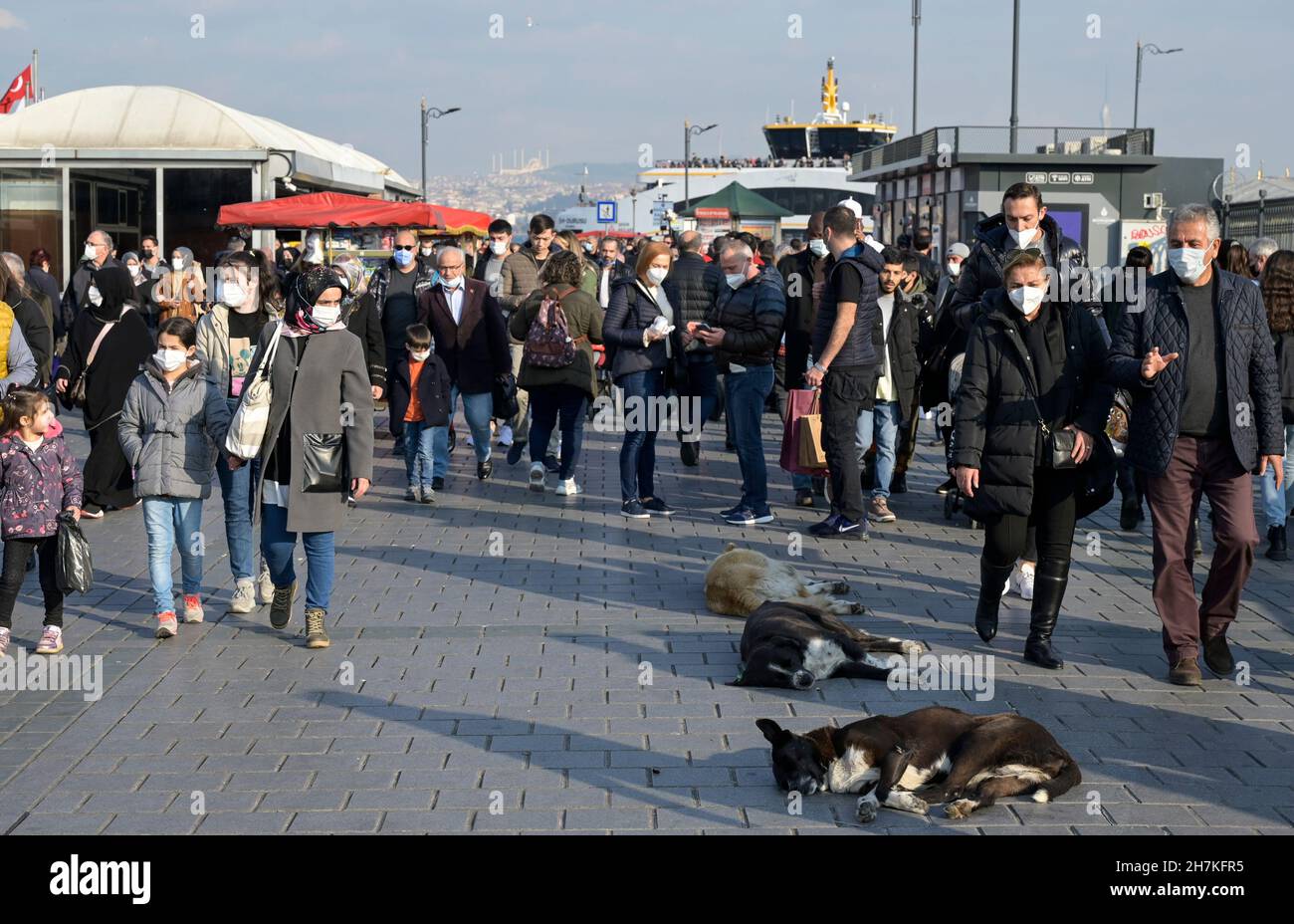 TURCHIA, Istanbul, stazione dei traghetti di Eminönü, corona pandemic, persone con maschere facciali / Türkei, Istanbul, Stadtteil Eminönü Fähranleger, Corona Pandemie, Passanten mit Masken Foto Stock