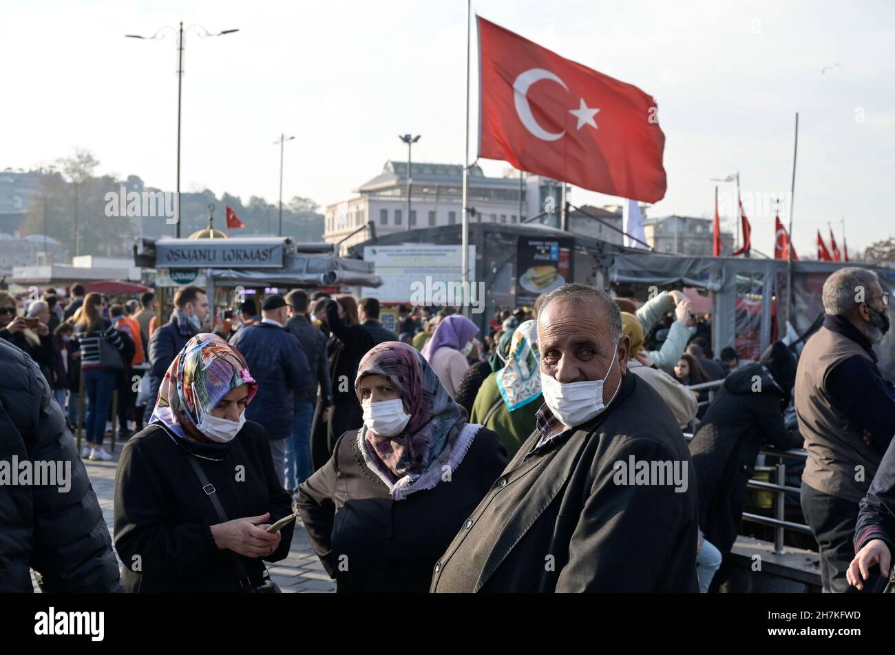 TURCHIA, Istanbul, stazione dei traghetti di Eminönü, corona pandemic, persone con maschere facciali / Türkei, Istanbul, Stadtteil Eminönü Fähranleger, Corona Pandemie, Passanten mit Masken Foto Stock