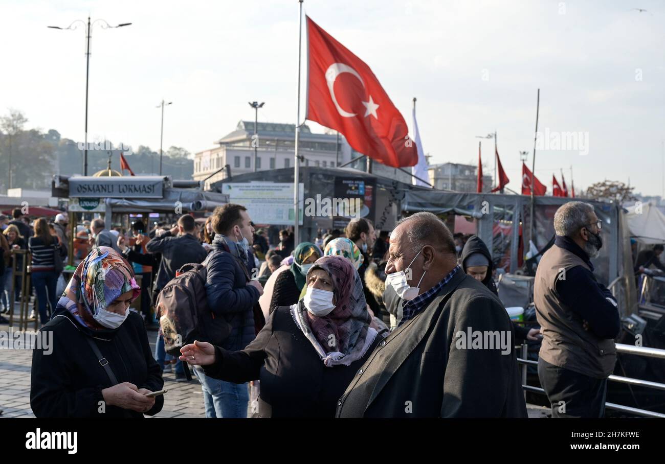 TURCHIA, Istanbul, stazione dei traghetti di Eminönü, corona pandemic, persone con maschere facciali / Türkei, Istanbul, Stadtteil Eminönü Fähranleger, Corona Pandemie, Passanten mit Masken Foto Stock