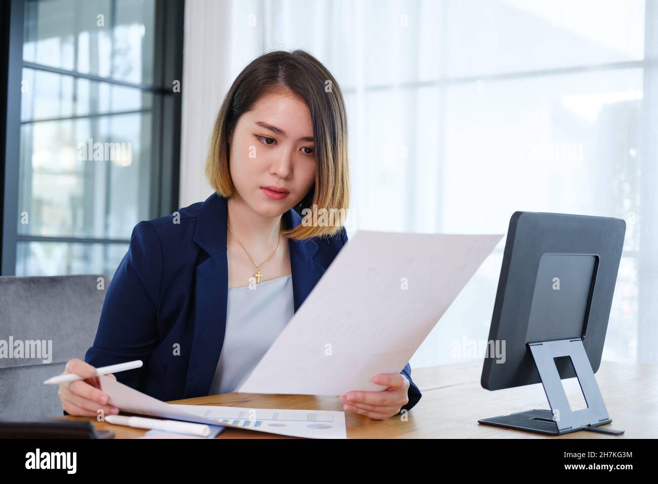 Ritratto di bella e intelligente giovane imprenditore donna d'affari che lavora in moderna postazione di lavoro. Foto Stock