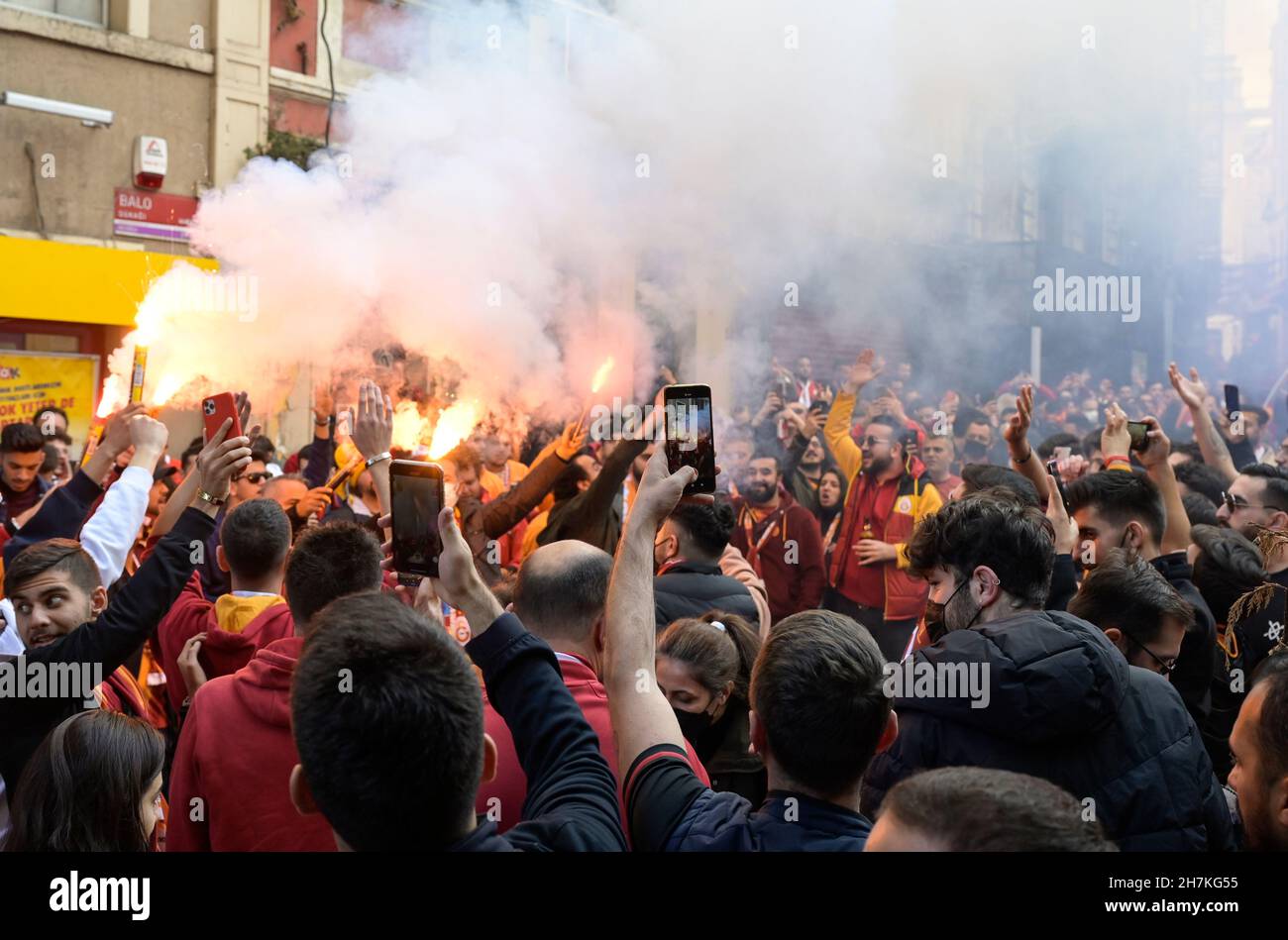 TURCHIA, Istanbul, Beyoglu, tifoso di calcio del club di calcio Galatasaray / Türkei, Istanbul, Beyoglu, fans des Fußballclub Galatasaray feiern nach einem Spiel gegen Fenerbahce Foto Stock