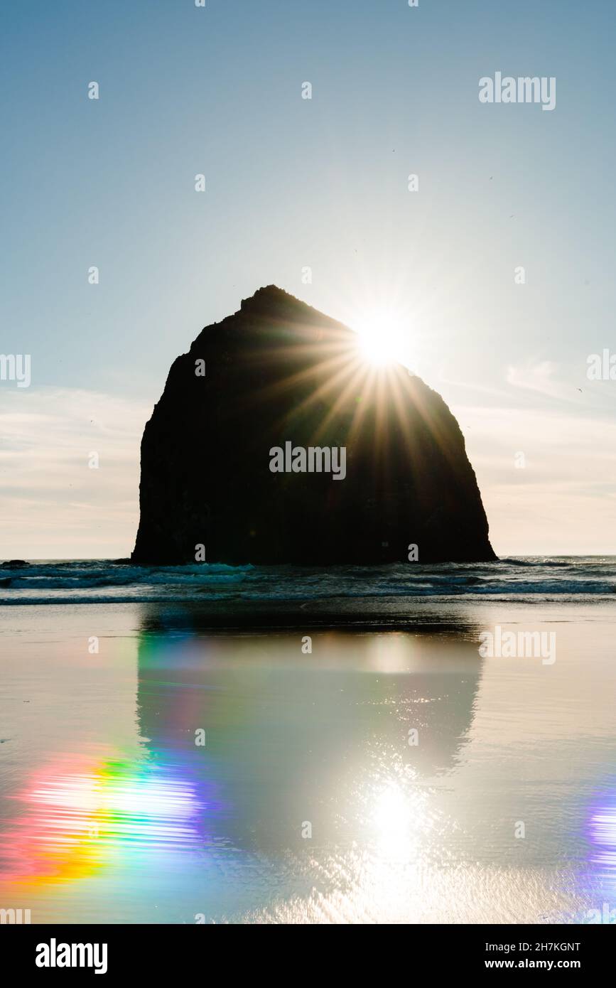 Riflessi arcobaleno e sole a Cannon Beach in Oregon Foto Stock