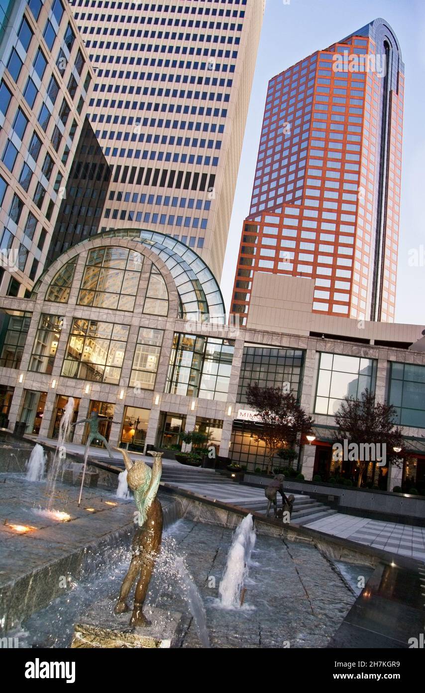 Charlotte, Carolina del Nord, NC. Il Plaza at Two Wells Fargo Center in centro. Foto Stock