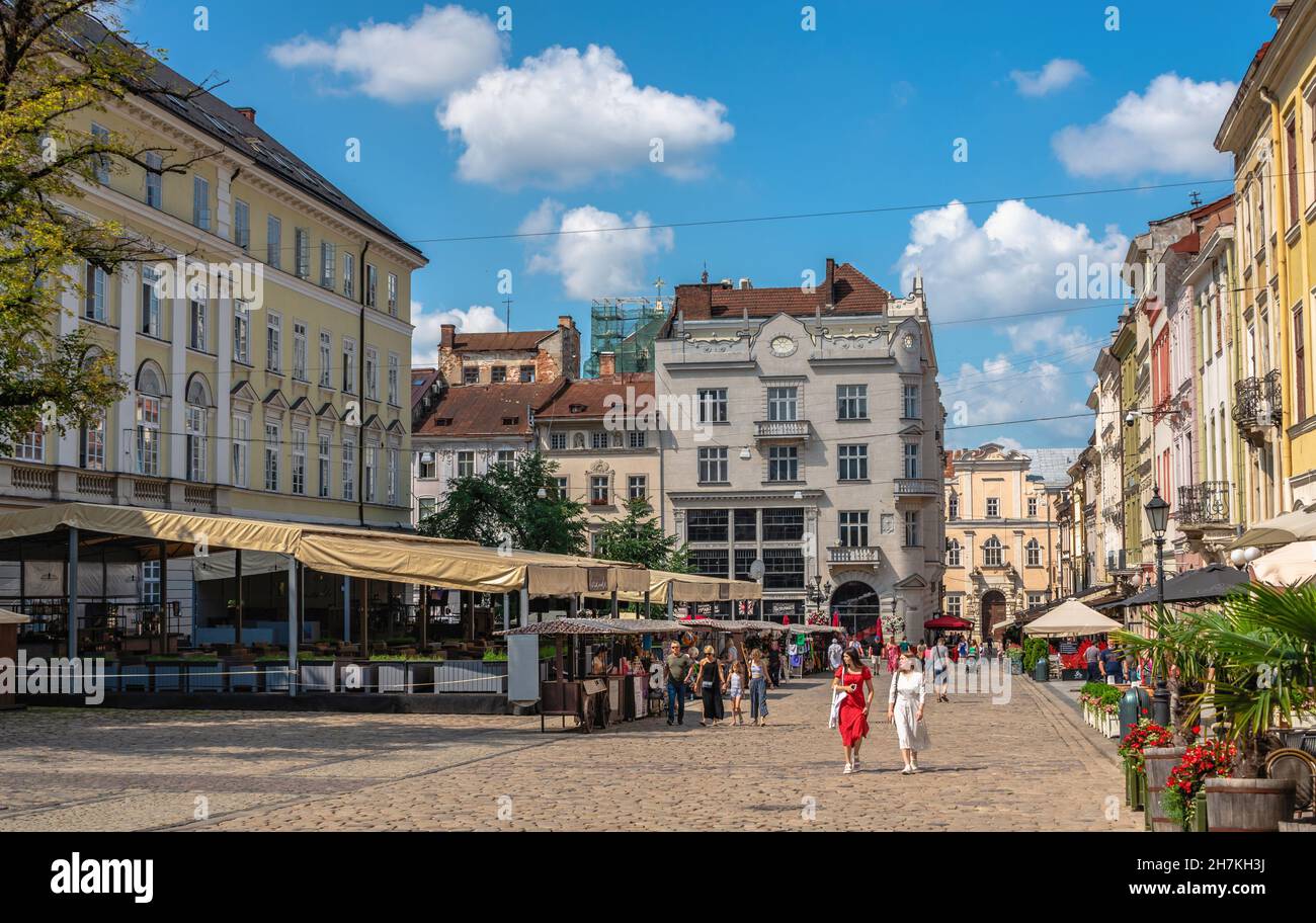 Lviv, Ucraina 07.07.2021. Mercato o piazza Rynok nella città vecchia di Lviv, Ucraina, in una giornata estiva soleggiata Foto Stock