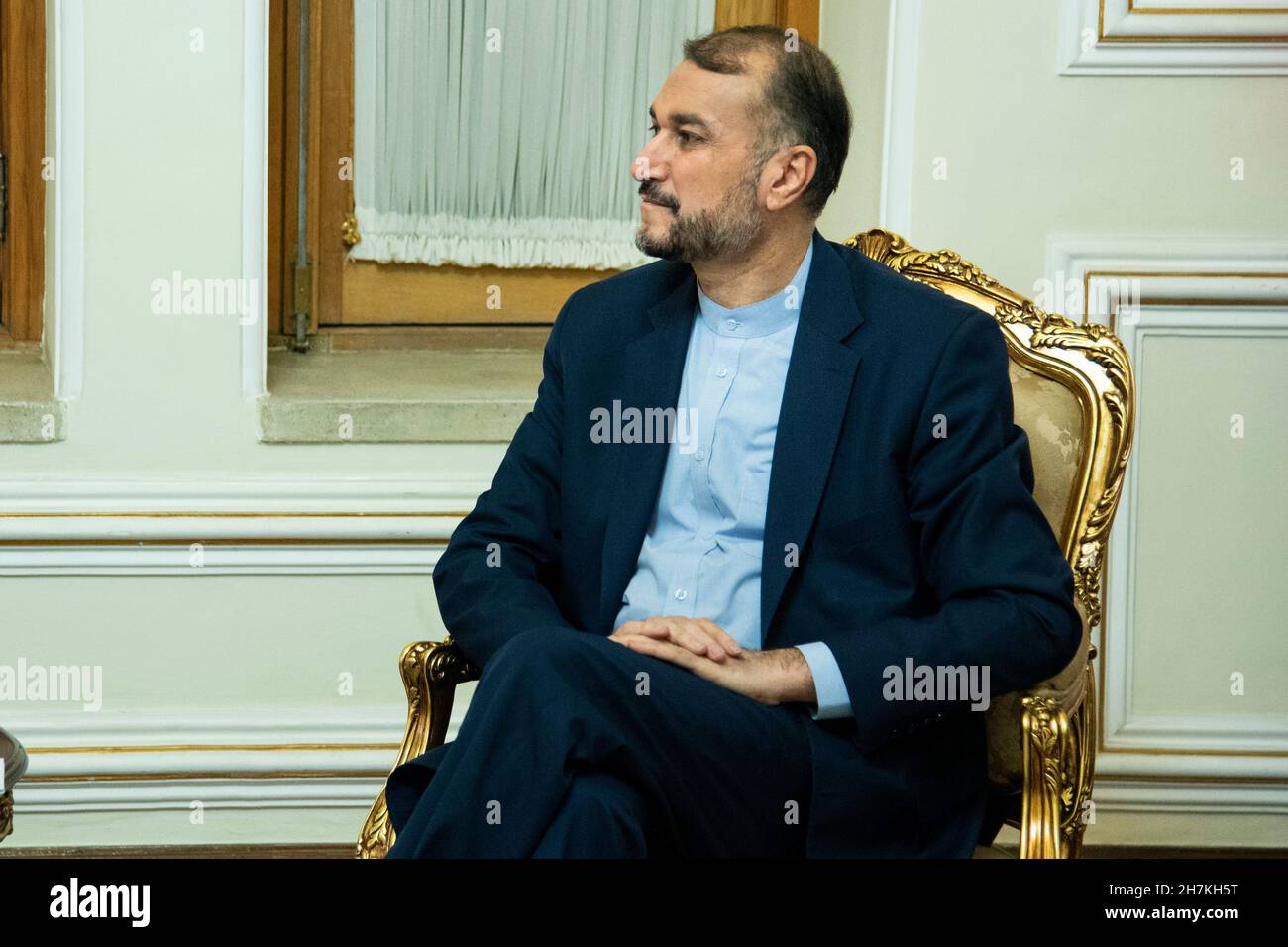 Teheran, Teheran, Iran. 23 novembre 2021. Il ministro degli Esteri iraniano Hossein Amirabdollahian parla con il capo dell'Agenzia internazionale per l'energia atomica, AIEA, Rafael Mariano grossi, a Teheran, in Iran. (Credit Image: © Sobhan Farajvan/Pacific Press via ZUMA Press Wire) Foto Stock