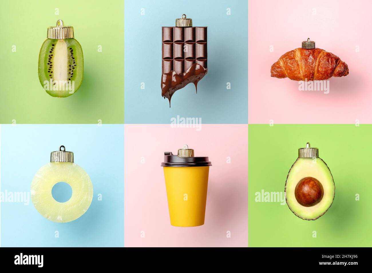 Collage di decorazioni natalizie in bauble a base di kiwi bar croissant avocado ananas e caffè su sfondo luminoso. Foto Stock