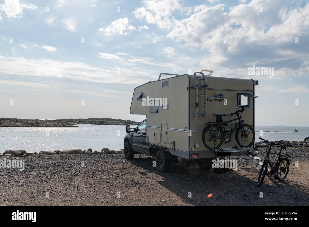 Furgone con biciclette e cane di fronte al mare, Kungsbacka, Halland, Svezia Foto Stock