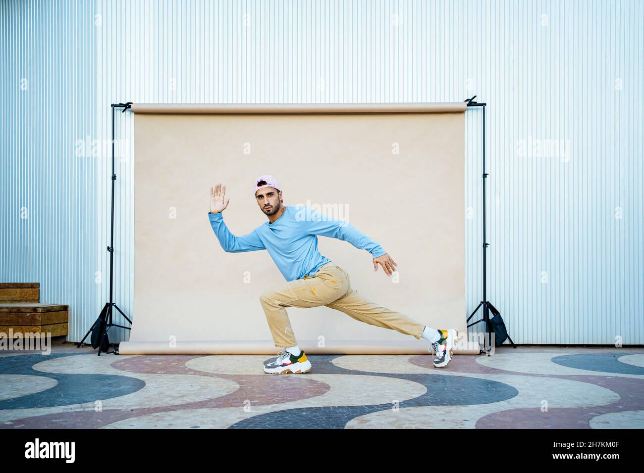 Uomo adulto medio che balla sullo sfondo Foto Stock