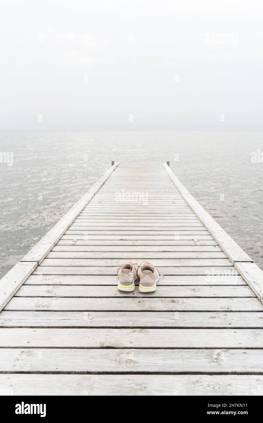 Scarpe sportive sul molo Foto Stock