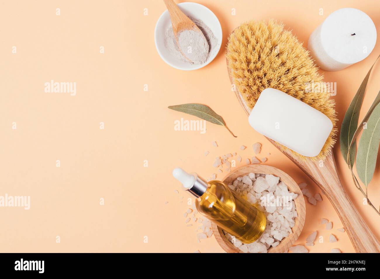 Olio biologico con prodotti da bagno naturali su sfondo beige Foto Stock