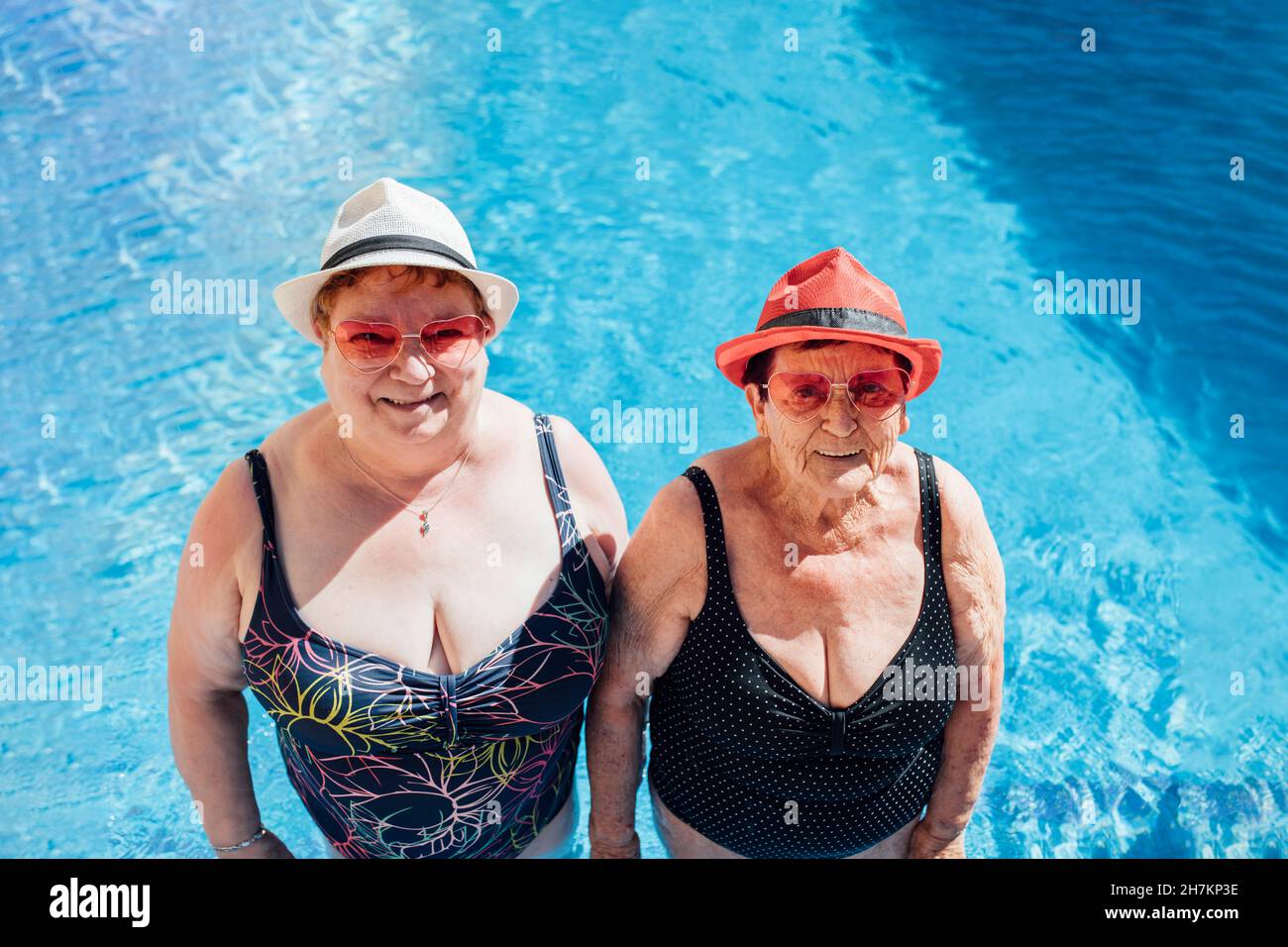 Sorridenti donne anziane in acqua durante l'estate Foto Stock