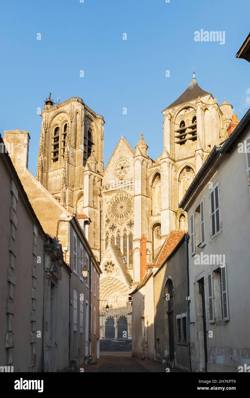 Francia, Cher, Bourges, Case di fronte alla Cattedrale di Bourges Foto Stock