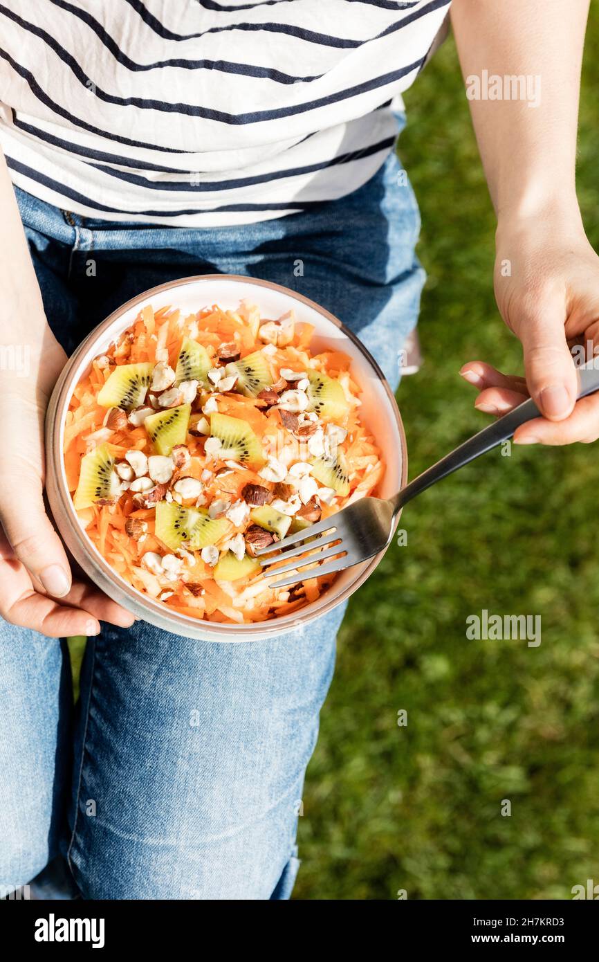 Ciotola di insalata grattugiata con cavolfiore e condimento con burro di mela e mandorla Foto Stock