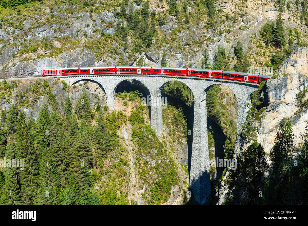 Svizzera, Canton Graubunden, traversata in treno Landwasser Viaduct in estate Foto Stock