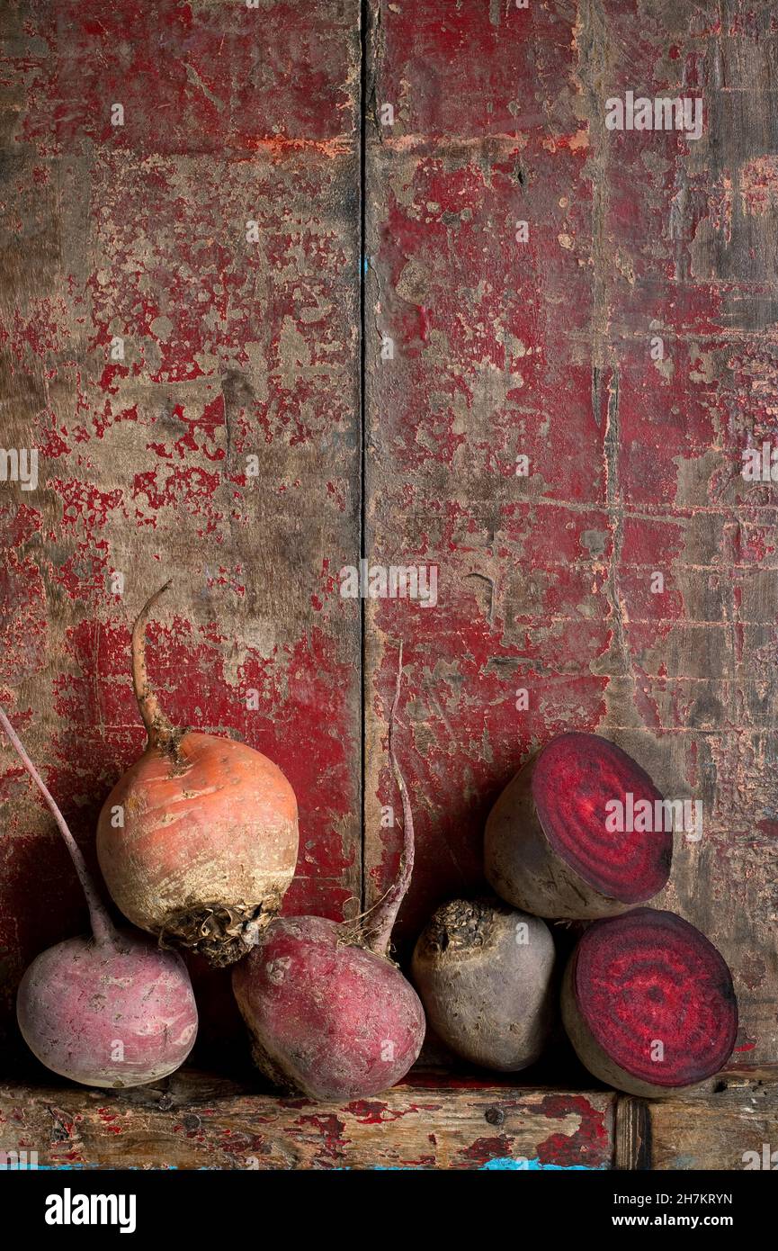 Barbabietole crude su superfici di legno intemperie Foto Stock