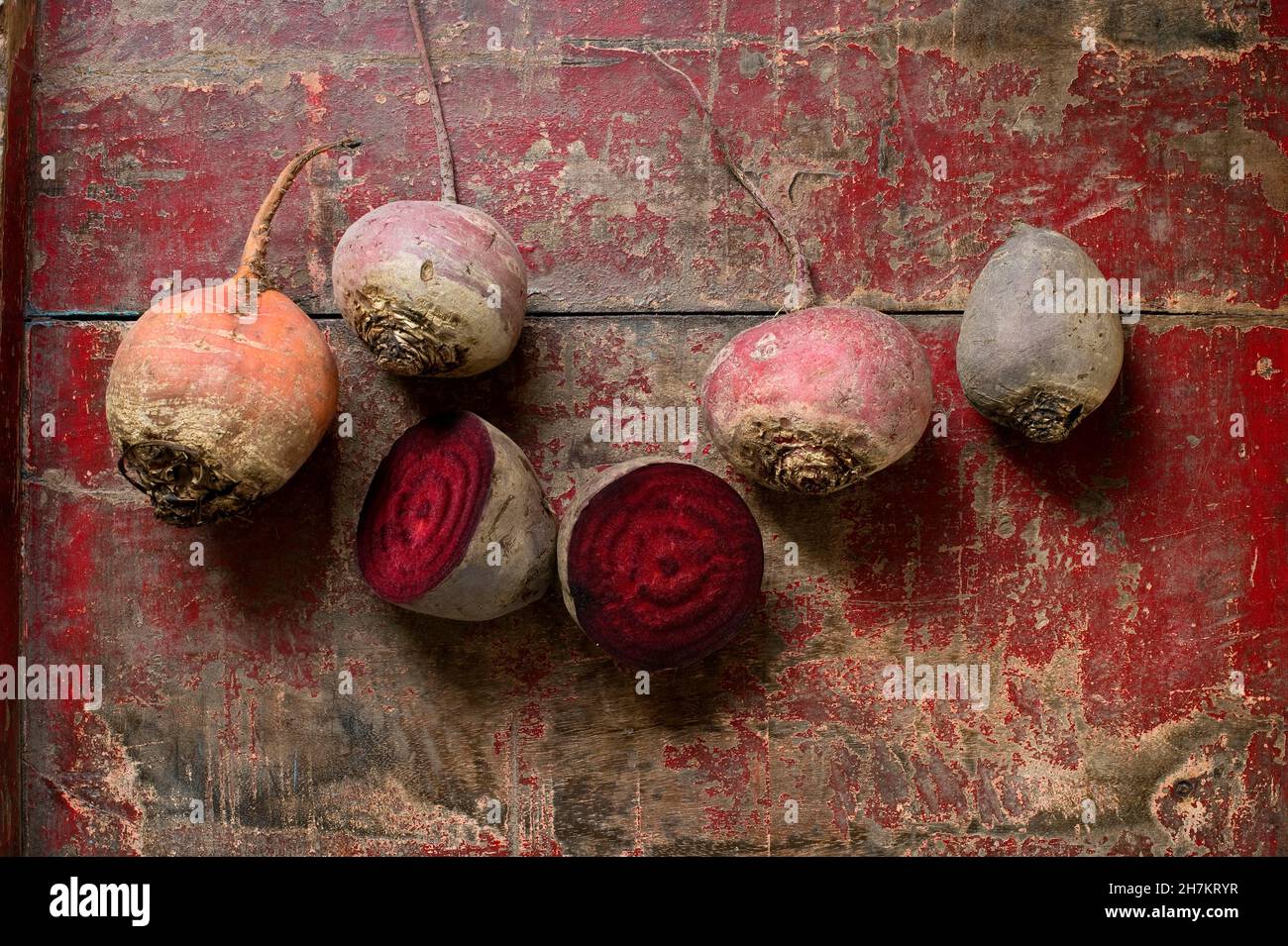Barbabietole crude su superfici di legno intemperie Foto Stock