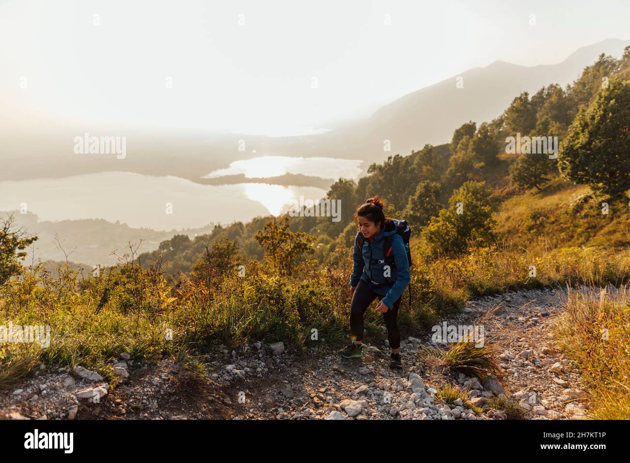 Escursioni giovani escursionisti in montagna Foto Stock