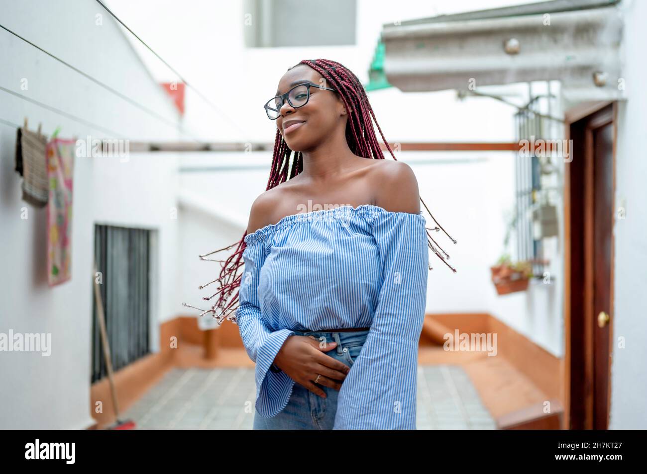 Donna sorridente che guarda con sguardo laterale Foto Stock